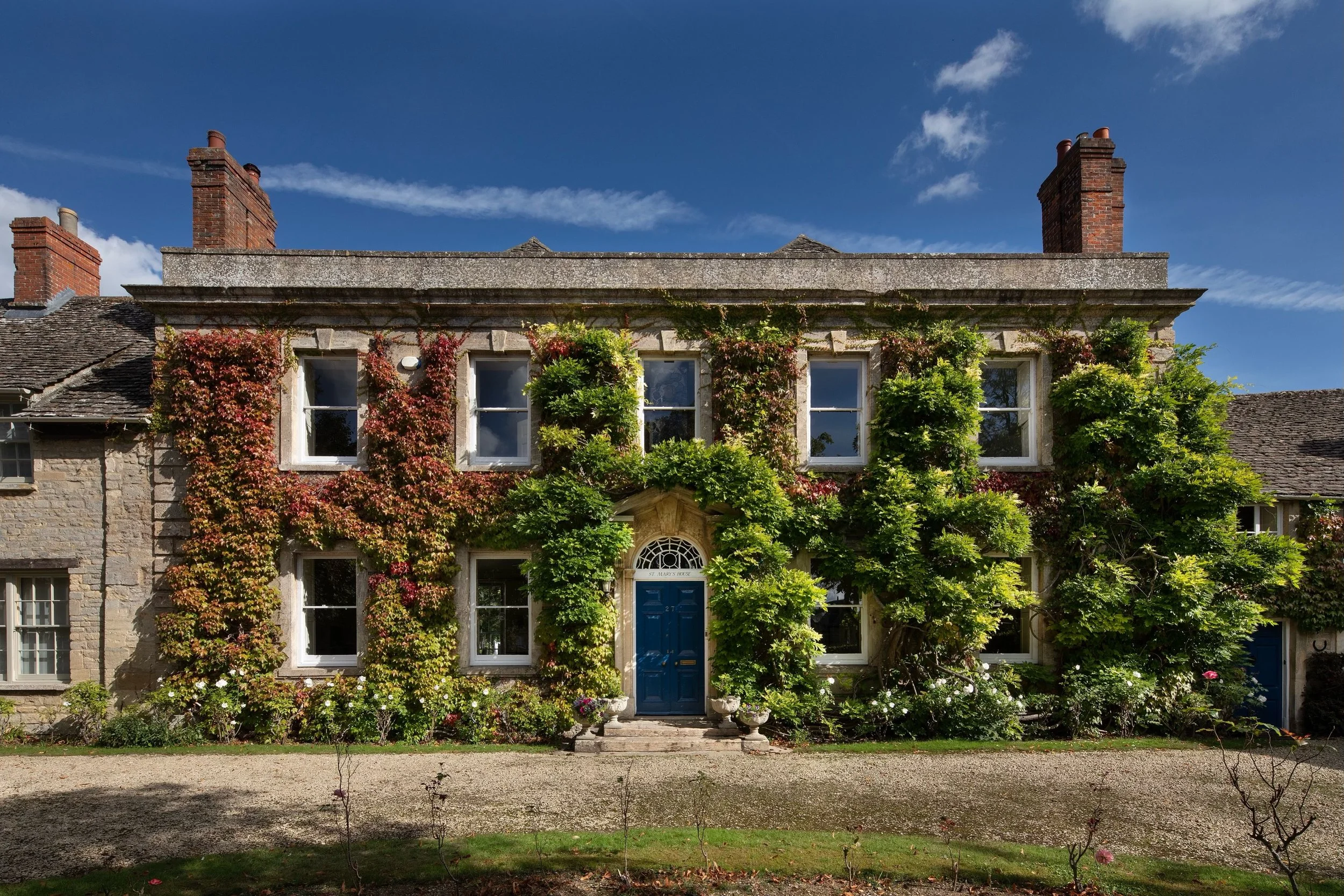 SSTC 🫱🏻&zwj;🫲🏼 

Incredibly proud to have agreed terms for the sale of St Mary&rsquo;s House, Witney.

A statement home that has not changed hands in thirty years and now time for the next chapter.

The design and character and outside space allo