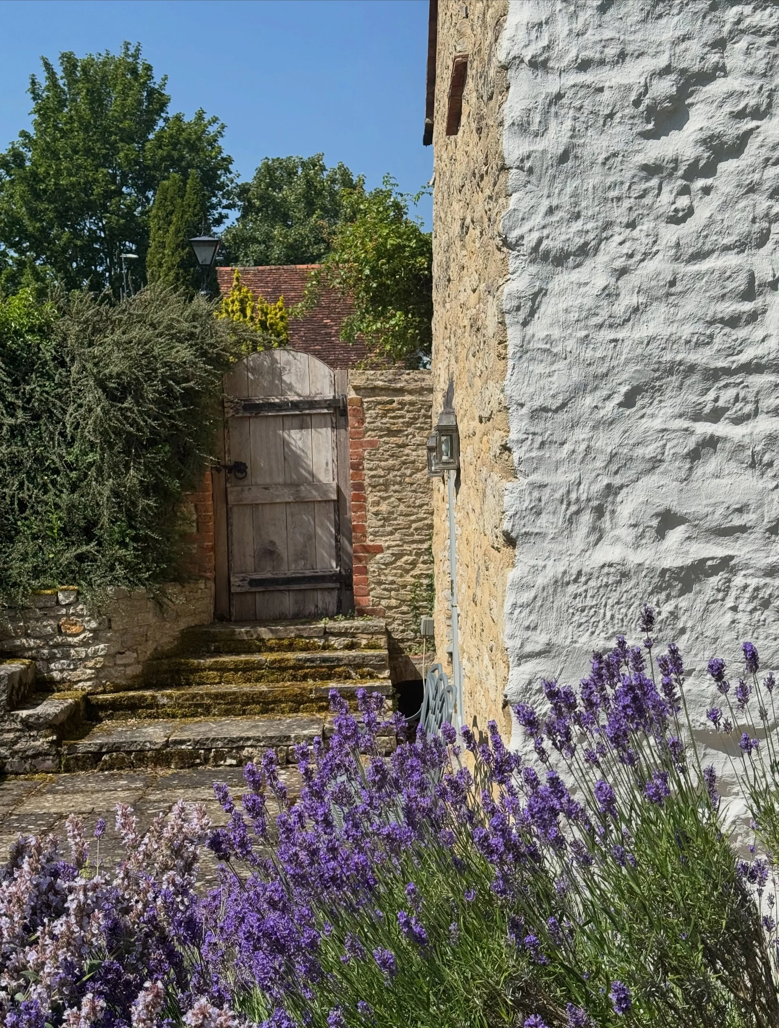 June ☀️😎

If you&rsquo;re looking to buy, sell, or simply explore what&rsquo;s possible in this beautiful part of the world, we&rsquo;d love to help you! 

#manoroxford #cotswolds #cotswoldsliving #June #heatwaveuk