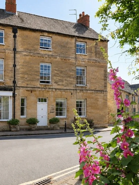 July🍦☀️

If you&rsquo;re looking to buy, sell, or simply explore what&rsquo;s possible in this beautiful part of the world, we&rsquo;d love to help you! 

#manoroxford #cotswolds #cotswoldsliving #July #summer