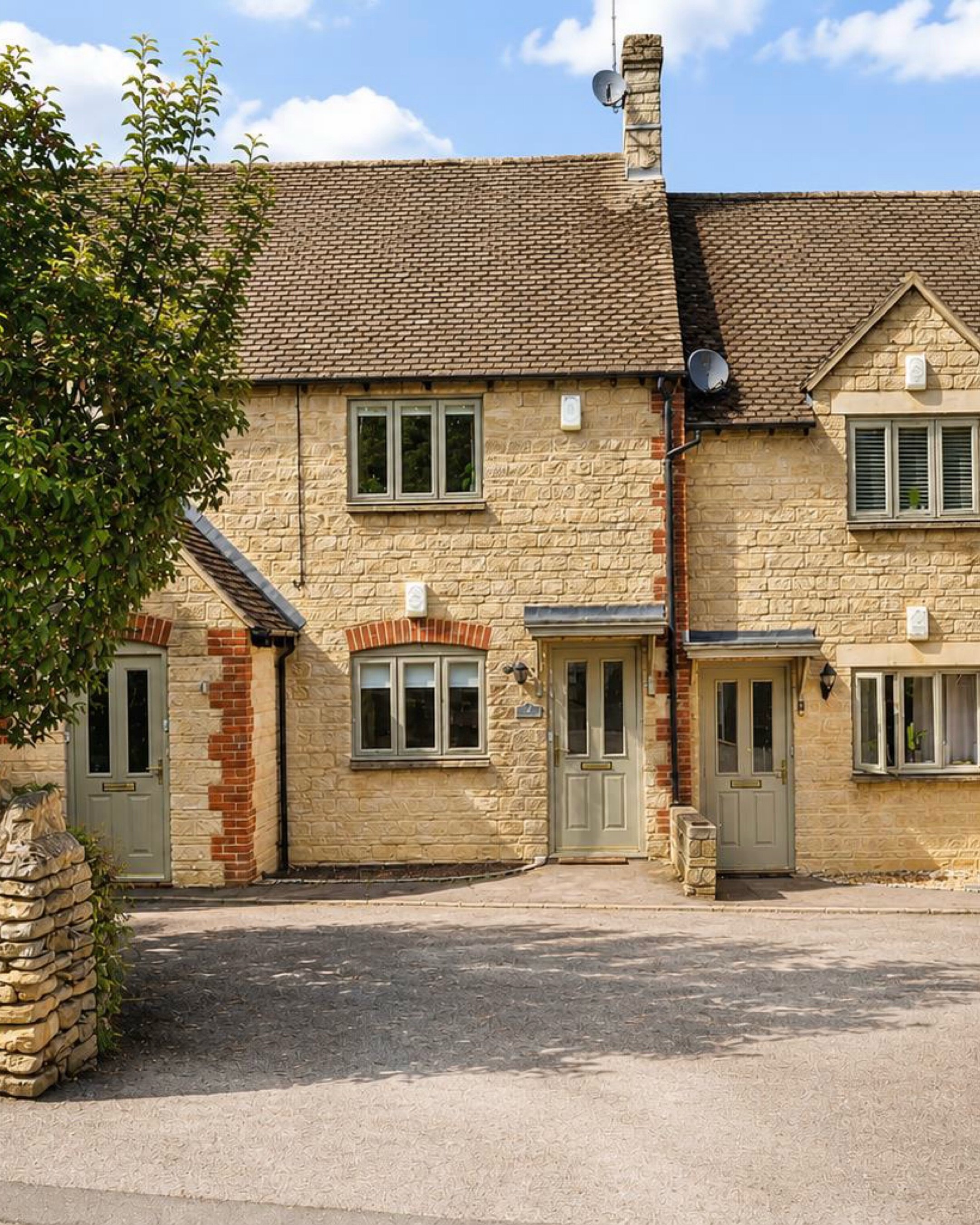 Stylish Cotswolds living, with investment potential ✨

Just moments from Soho Farmhouse, this beautifully renovated Enstone property combines stylish modern living with an established short-term letting history. 🏡

Thinking of making the Cotswolds y