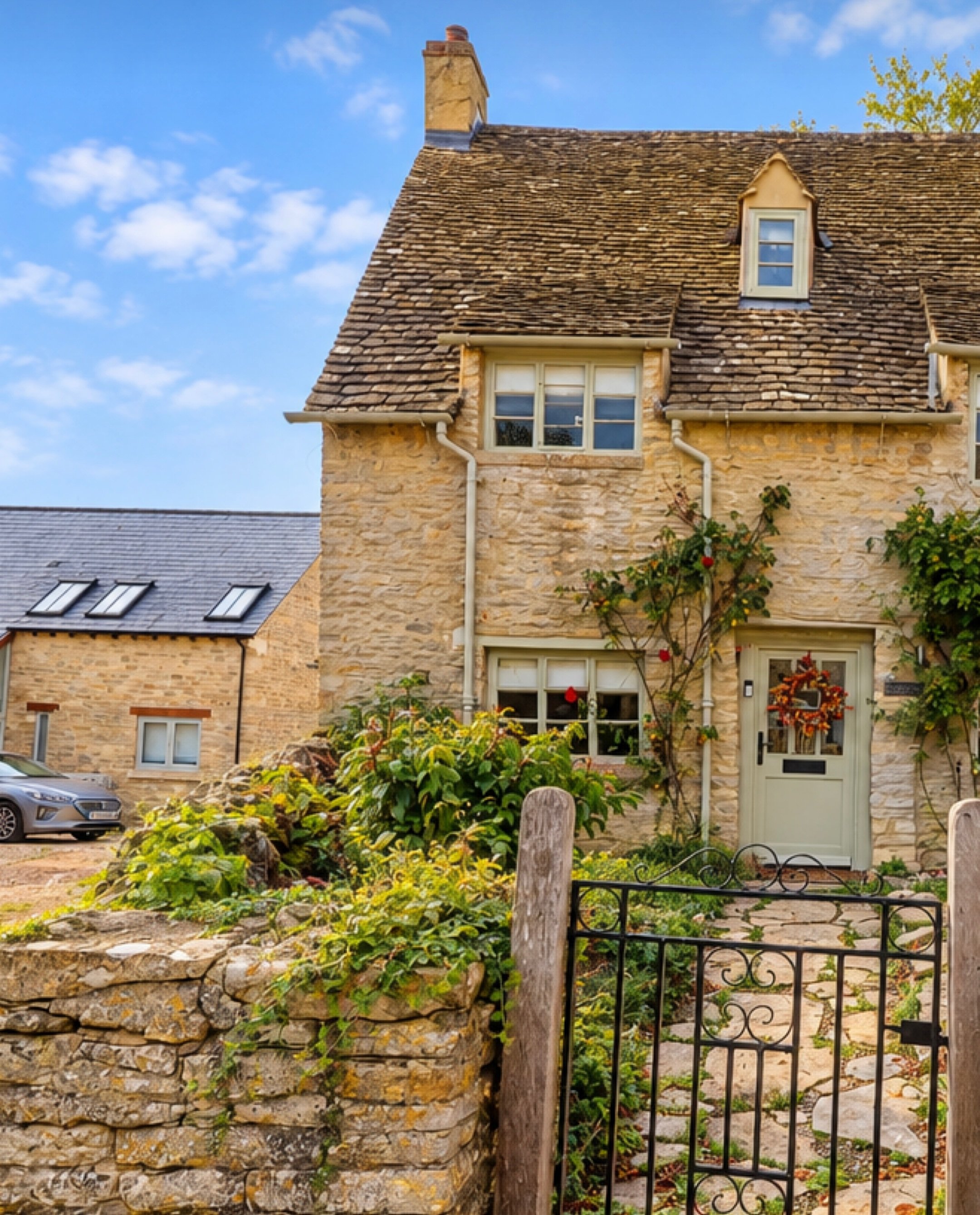 Leafield📍 

If you&rsquo;re looking for the perfect Cotswold property, look no further than this beautiful three-bedroom cottage. Offering an abundance of original period features, that has been thoughtfully combined with modern day luxury. 

The gr