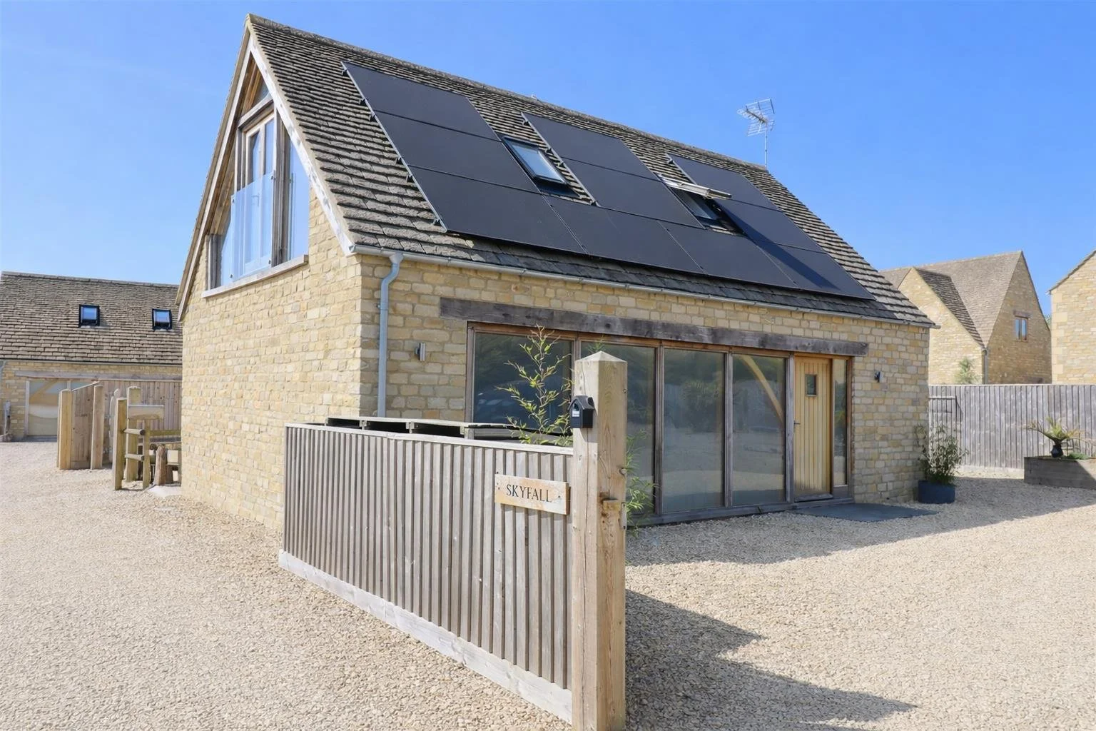 LET AGREED | Stonesfield | £2,000 PCM