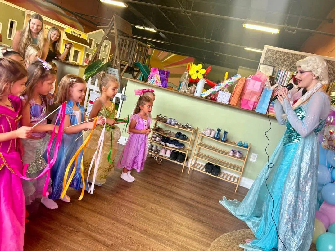 ✨ Get ready to twirl and shine! ✨ Every little princess deserves a magical moment filled with singing and dancing at her birthday bash. Let's create memories to last a lifetime! 💖 ⁠
#palmbeachmoms #princessparties #palmbeachprincess #Delrayprincessp