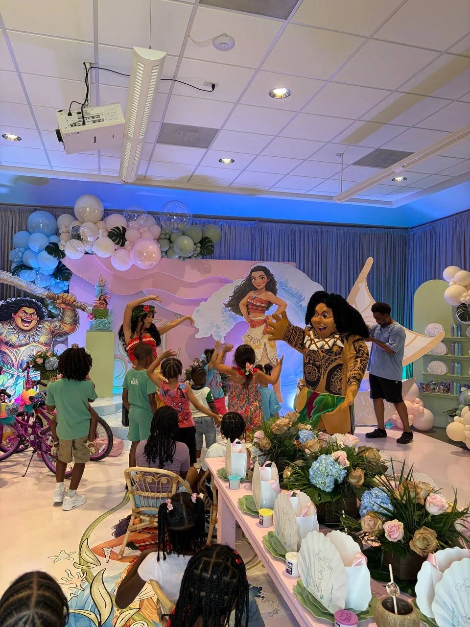 ✨ Did you know you can turn your child's birthday into a royal adventure? 👑🎉 Imagine the look on their face when a magical princess and their favorite mascot show up to celebrate! 🎈✨ ⁠
⁠
Don&rsquo;t let the special day pass without a sprinkle of e
