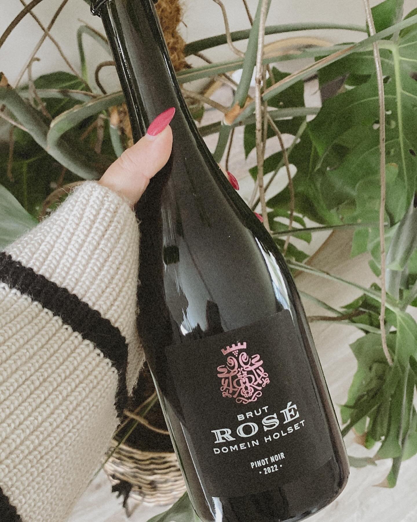 Een bubbel om iets te vieren, zoals het WSET3-diploma (swipe)? Wat past dan beter dan een brut ros&eacute; van Nederlandse bodem. Het is @domeinholset gelukt om mousserende wijnen te cre&euml;ren die niet alleen perfect van smaak zijn, maar je ook no