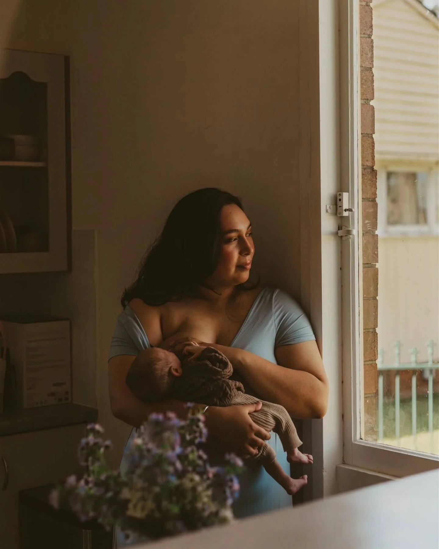 Those first few weeks feel like a blur.
Days that roll into nights, and somehow, your baby changes overnight, right?

Throw the mess under the rug, or leave it 💁&zwj;♀️

I&rsquo;ll quietly document the in-between moments and gently guide you in a wa