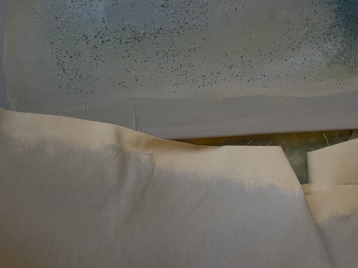 In den letzten Wochen und Monaten habe ich mit neuen Hintergr&uuml;nden und Grundierungen experimentiert 🤞🏻 Dieses sanfte Blaugrau gef&auml;llt mir im Moment sehr! Ein perfekter Hintergrund f&uuml;r dunkle und auch helle Werke. Ein super Kontrast, 