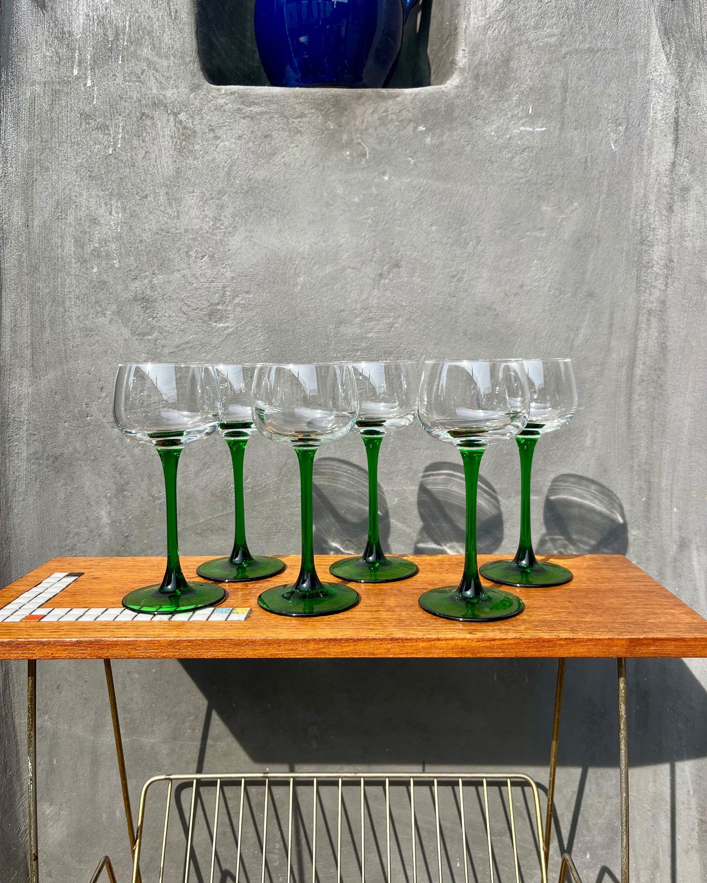 70s LUMINARC FRANCE WINE GLASSES WITH GREEN BASE (SET OF 6)
[available]

Deze elegante Franse wijnglazen met groene hals zijn van Luminarc, een dochteronderneming van de Arc International Group, opgericht in 1948. Deze glazen dateren uit de jaren 70 