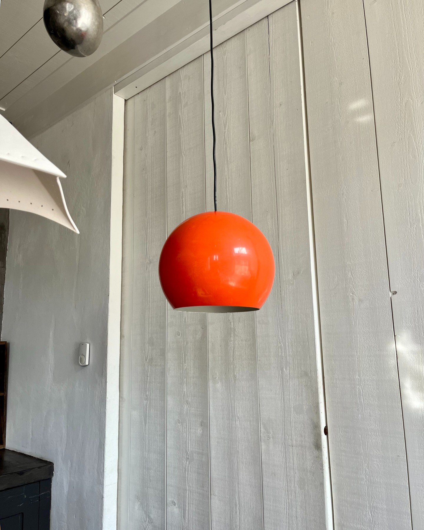 VINTAGE ORANGE SPHERICAL PENDANT LAMP
[available]

Deze oranje bol hanglamp doet denken aan de Peill &amp; Putzler bol uit de jaren 60. Mooie felle kleur die je ruimte zeker doet opfleuren. Wij zijn fan!

 - prijs: &euro;80 
- conditie: goed
- afmeti