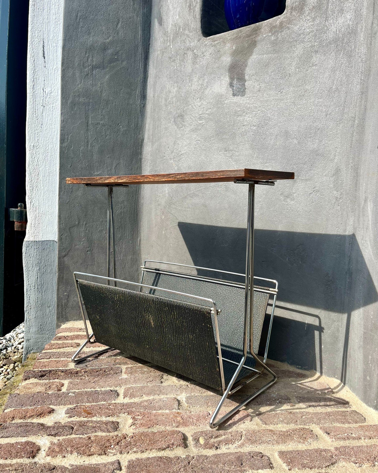 60s MAGAZINE HOLDER / SIDE TABLE
[available]

De tijdschriftenhouder is weer helemaal terug van weggeweest! We zien ze steeds vaker opduiken, in diverse vormen, afmetingen en materialen, vari&euml;rend van glas tot hout. Deze lectuurbak stamt uit de 