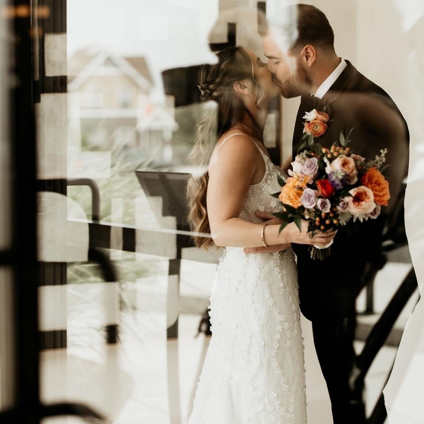 The natural light that pours into our main entrance provides the perfect backdrop for a Kodak moment📸
⠀⠀⠀⠀⠀⠀⠀⠀⠀
⠀⠀⠀⠀⠀⠀⠀⠀⠀
Photography by @nicolelimonn 
Planning + Design @engagedwithnora 
Florist @bouquets_by_becky 
Venue @gordongreenevents 
Caterin