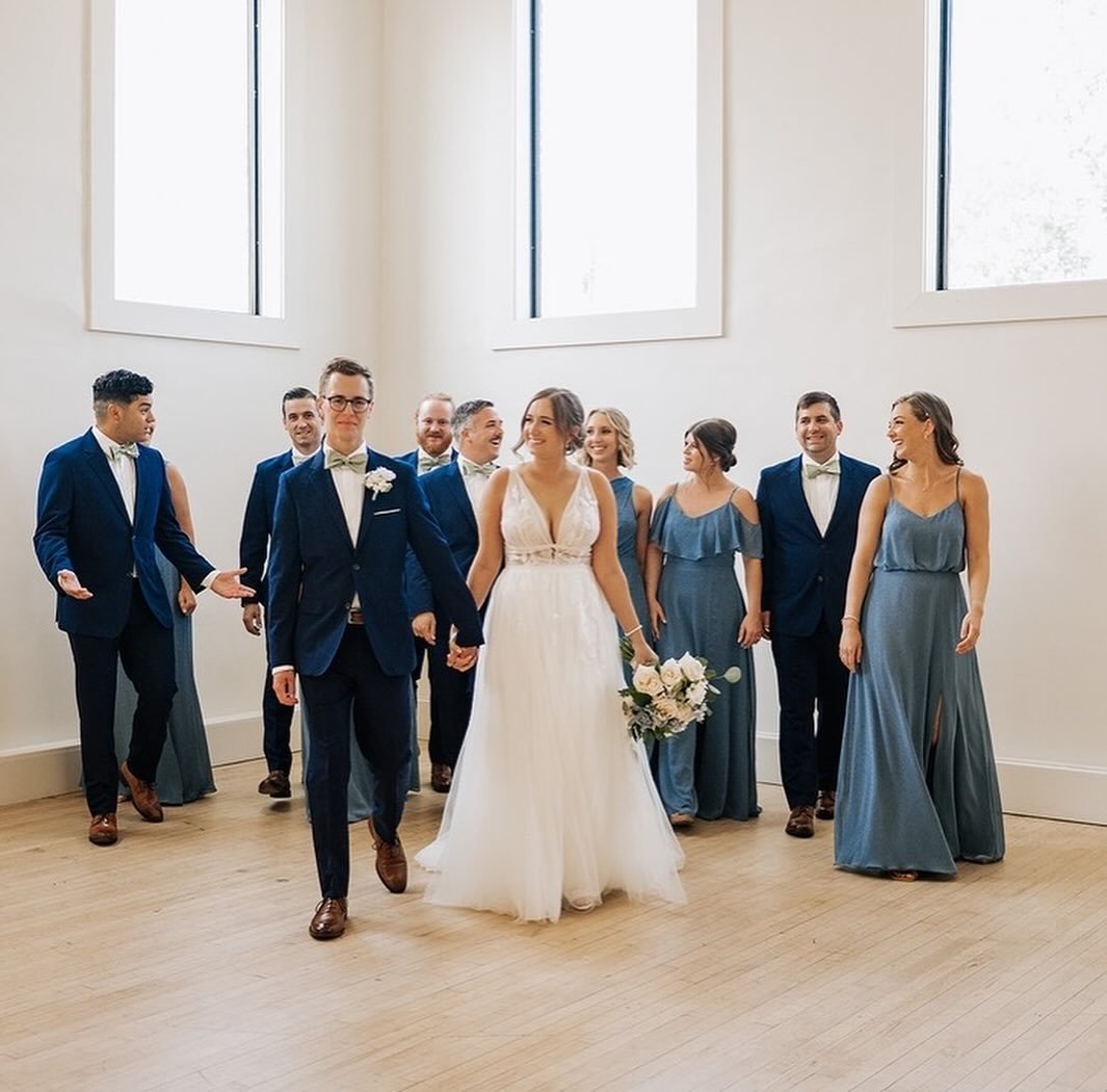 Something blue never looked so good😍

Photography @jennigracephoto 
Florals @countrysideflorist 
Venue @gordongreenevents @abramariesaid