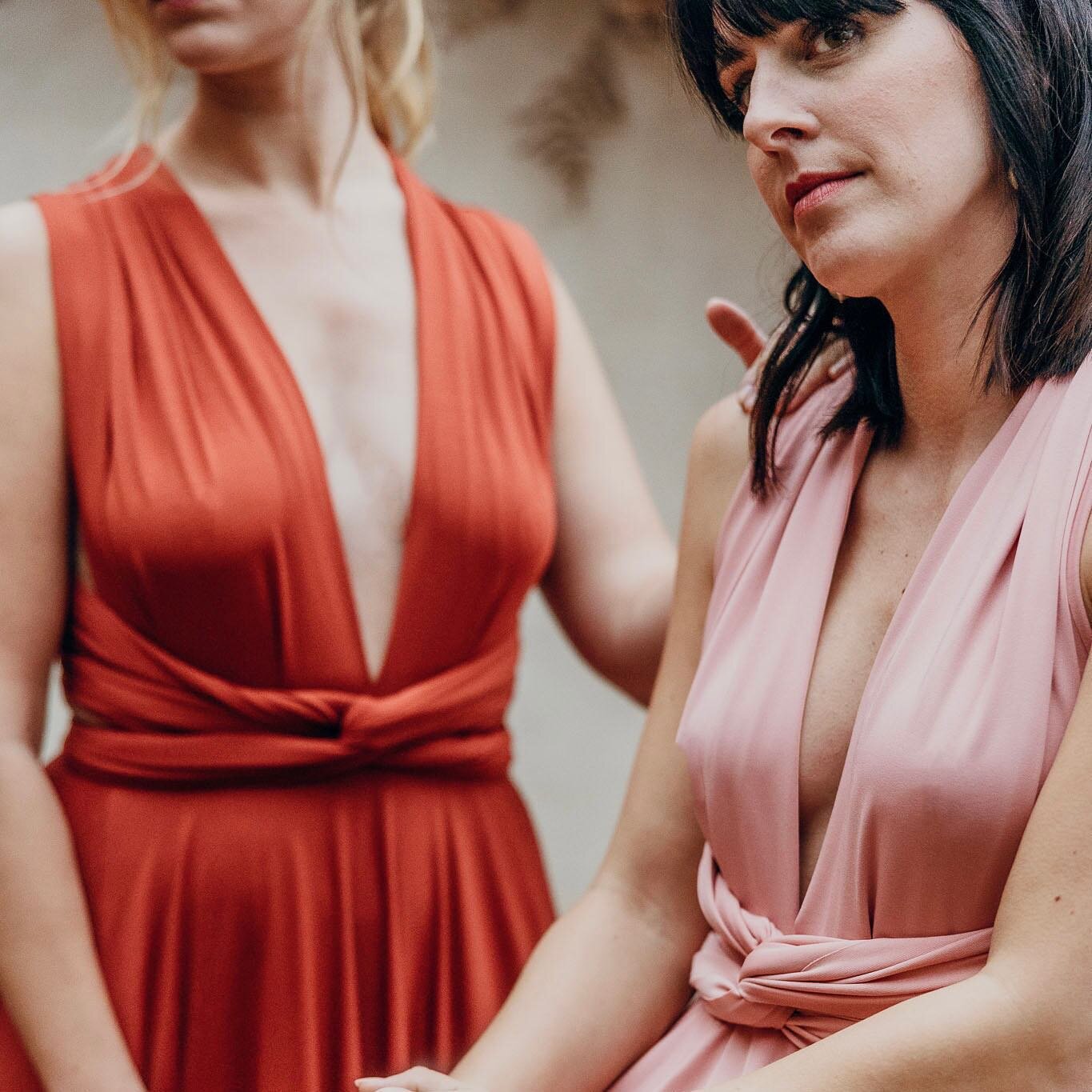 Notre robe invit&eacute;e,

Elle vous attend ! Plus de trente coloris sont disponibles. ❤️

Photo : @maxime_decarsin 

&Agrave; venir essayer sur rendez-vous &agrave; Lille et Dunkerque. 

#robeinvitee #dress #teambride #bridesmaids #weddingdress #sh