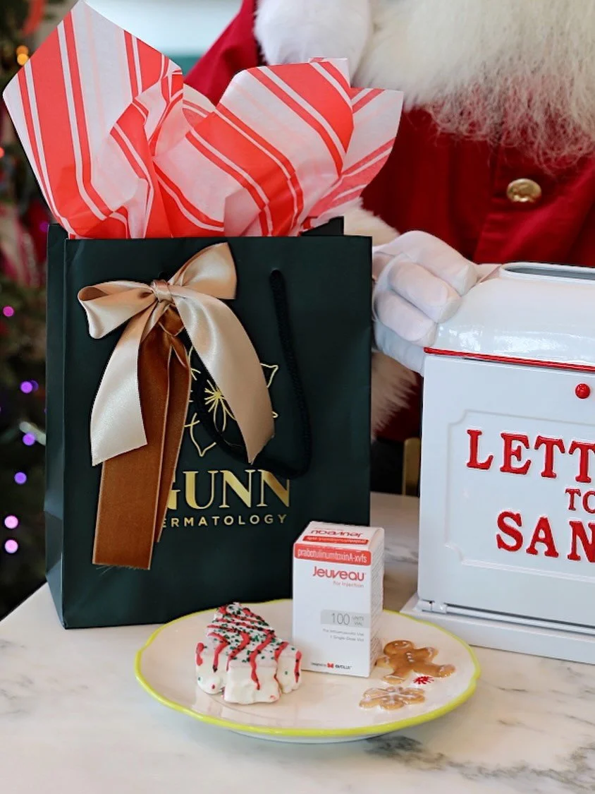 It&rsquo;s 11.11&ndash; make a wish! 💉✨
&amp; if you wished for smooth, wrinkle-free 11 lines&hellip;we have just the thing!

#GIVEAWAY 🎅🏻🎄⛄️We are spreading some holiday cheer with @evolus and giving ONE lucky winner 3 average areas of Jeuveau, 