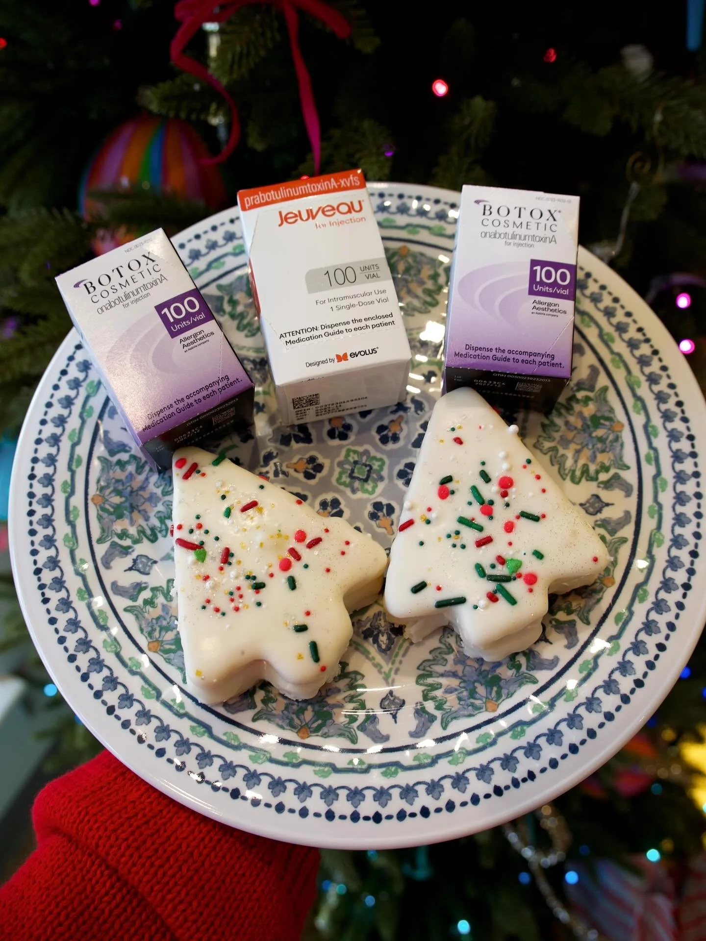 Tina&rsquo;s Christmas Tree Cakes ✔️🎄
Botox on the Santa wish list ✔️💉
A very smooth holiday season ✔️✨

Stop by today to get all of your holiday shopping done! 
🎁20% OFF all tox, filler, vivace, skinpen, prp, IPL, emsculpt, physiq, emsella, emfac