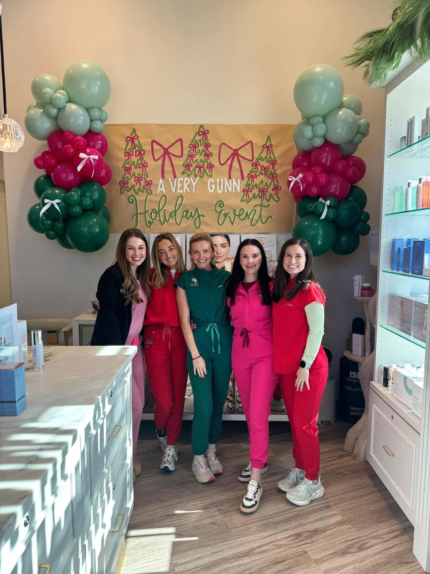 🎄A Very Gunn Holiday 🎄We had the merriest time with everyone yesterday at our event&mdash;thank you to all who stopped by and for our local friends that popped up with us. Tis the season for smooth, glowy skin.