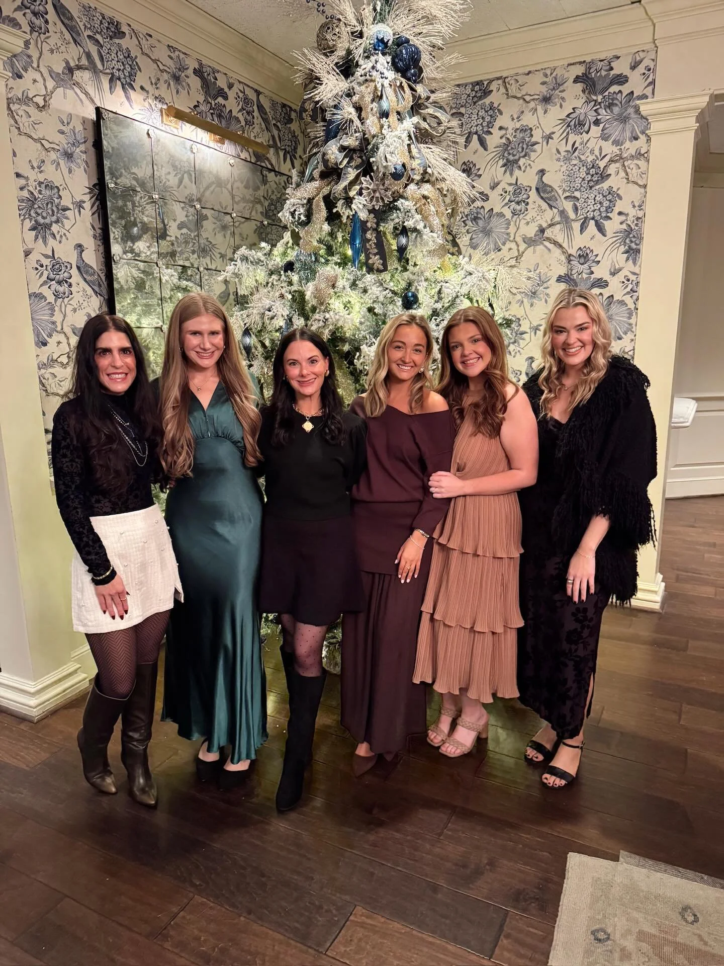 A Very Merry Gunn Christmas! 🎄🎅🏻🎁✨ We had the best time at our staff holiday party.