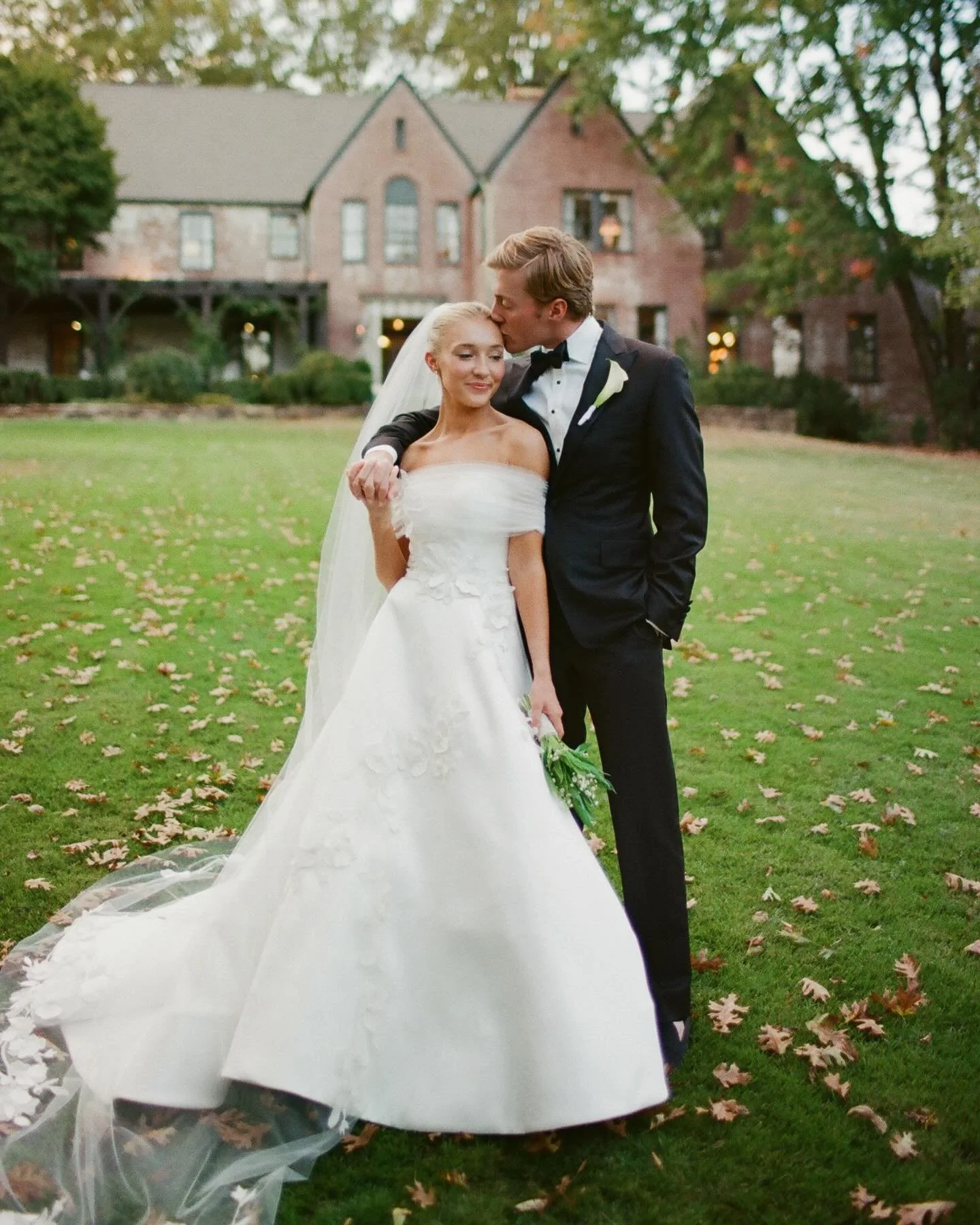 🤍🤍Congrats to The McClellans! Our PA Ellen is absolutely glowing! 

Let&rsquo;s break down what she did before her wedding day to give her skin the ultimate glow&hellip;

✨6 Months Out she began a series of 3 Skin Pens, Cool Peels and IPL treatment