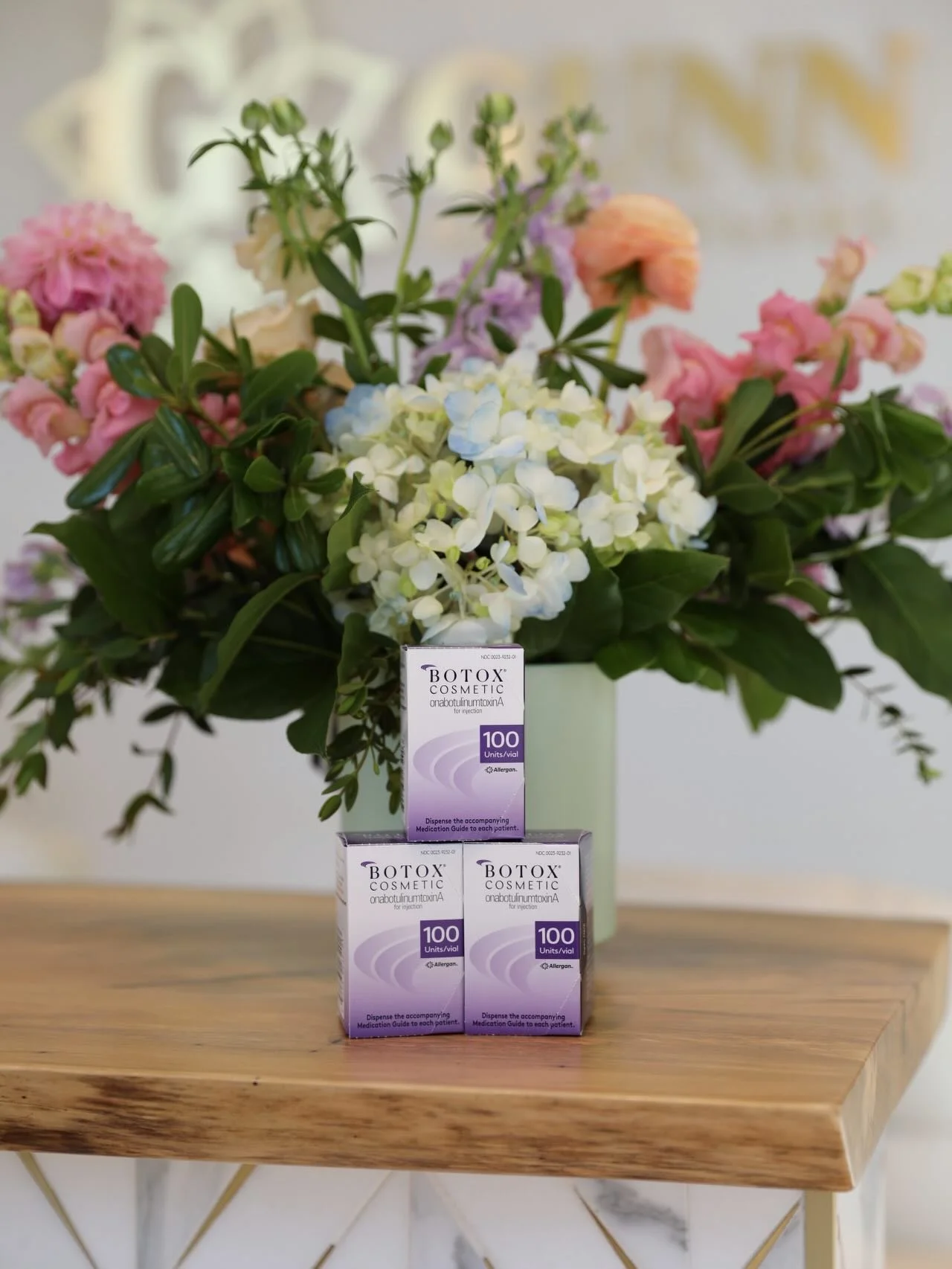 GIVEAWAY!!! 🌸💕Because Moms deserve it all, we&rsquo;ve teamed up with some of our absolute favorites to treat you this Mother&rsquo;s Day. 

One lucky Mom will win: 

💉✨Botox &amp; a relaxing Sothys Facial @gunndermatology 
🦪$100 Gift Card to @se