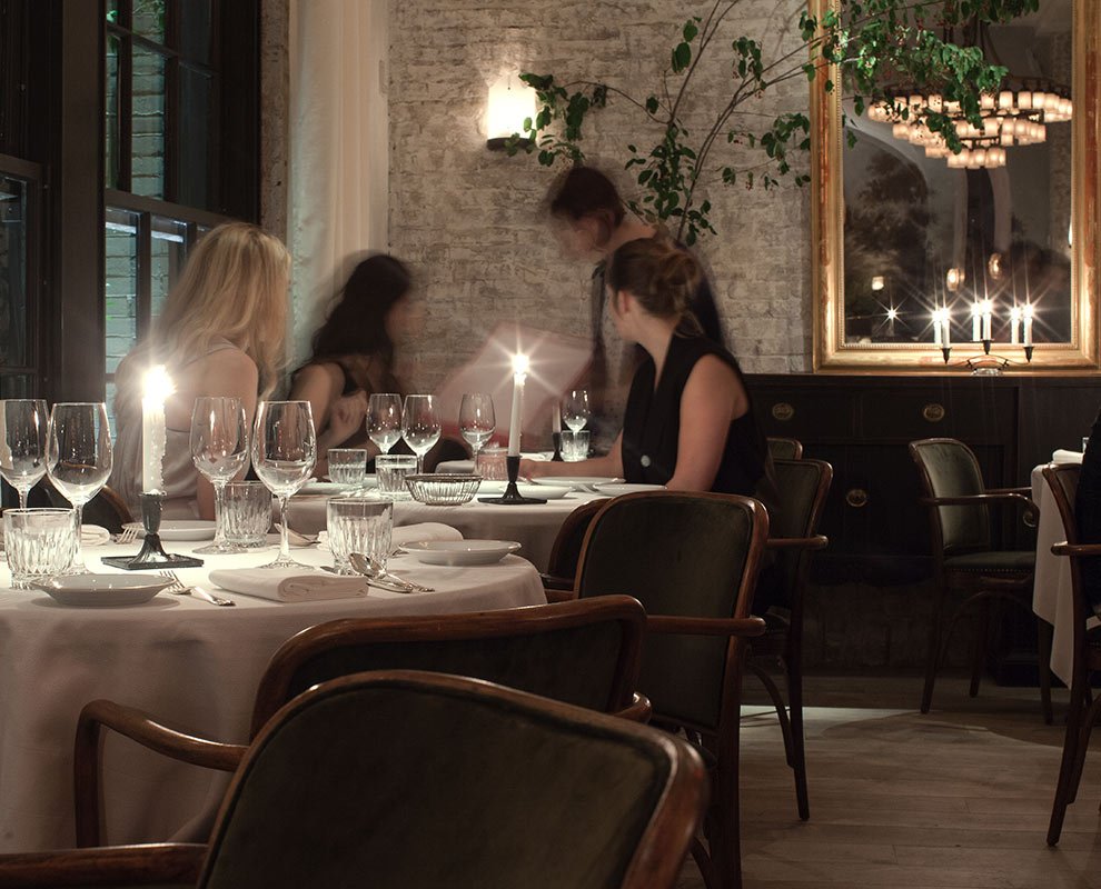 990x800-le-coucou-interior-dining-02.jpeg