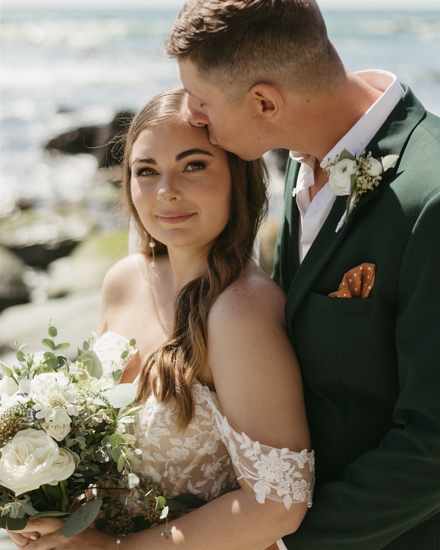 Gallery delivery day for this beautiful couple&rsquo;s stunning morning ceremony 🫶🏼

-

Dana Point wedding ceremony photography with a beach view at Chart House restaurant by Dana Point Harbor | Orange County Professional wedding photographer 

#oc