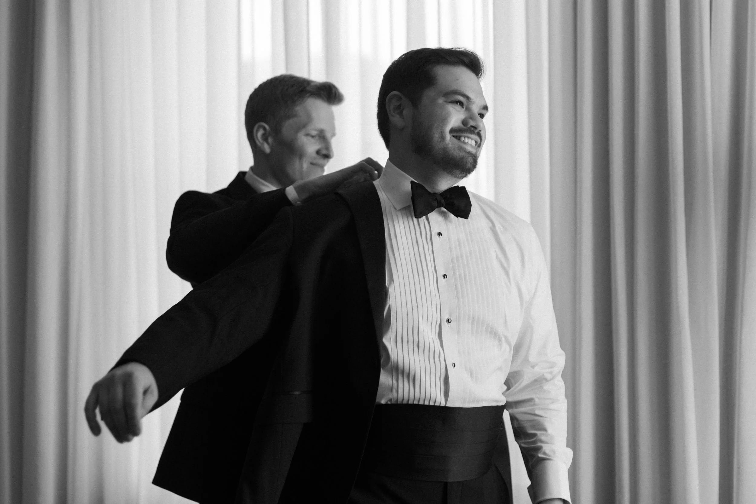 downtown-san-diego-wedding-photographer-courtyard-marriott-groom-portraits