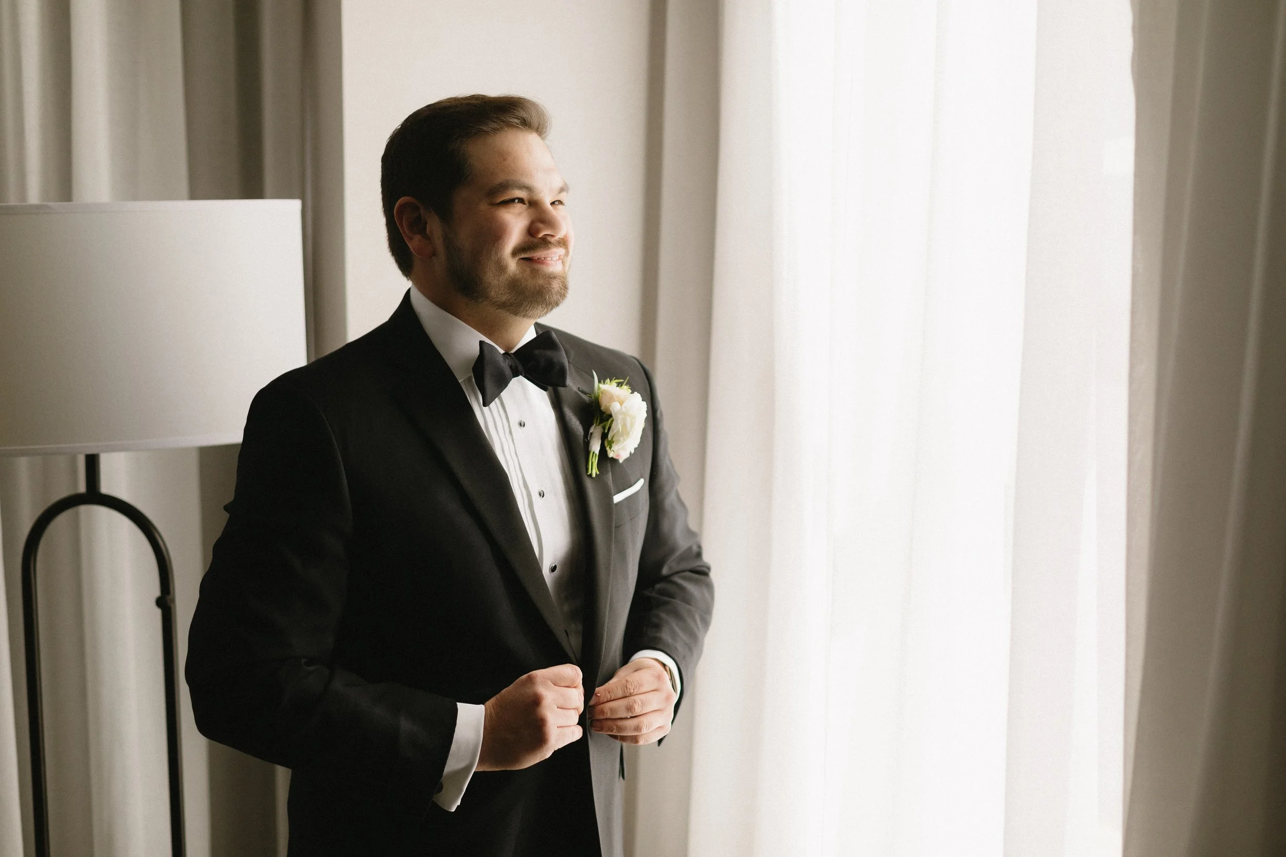 downtown-san-diego-wedding-photographer-courtyard-marriott-groom-portraits