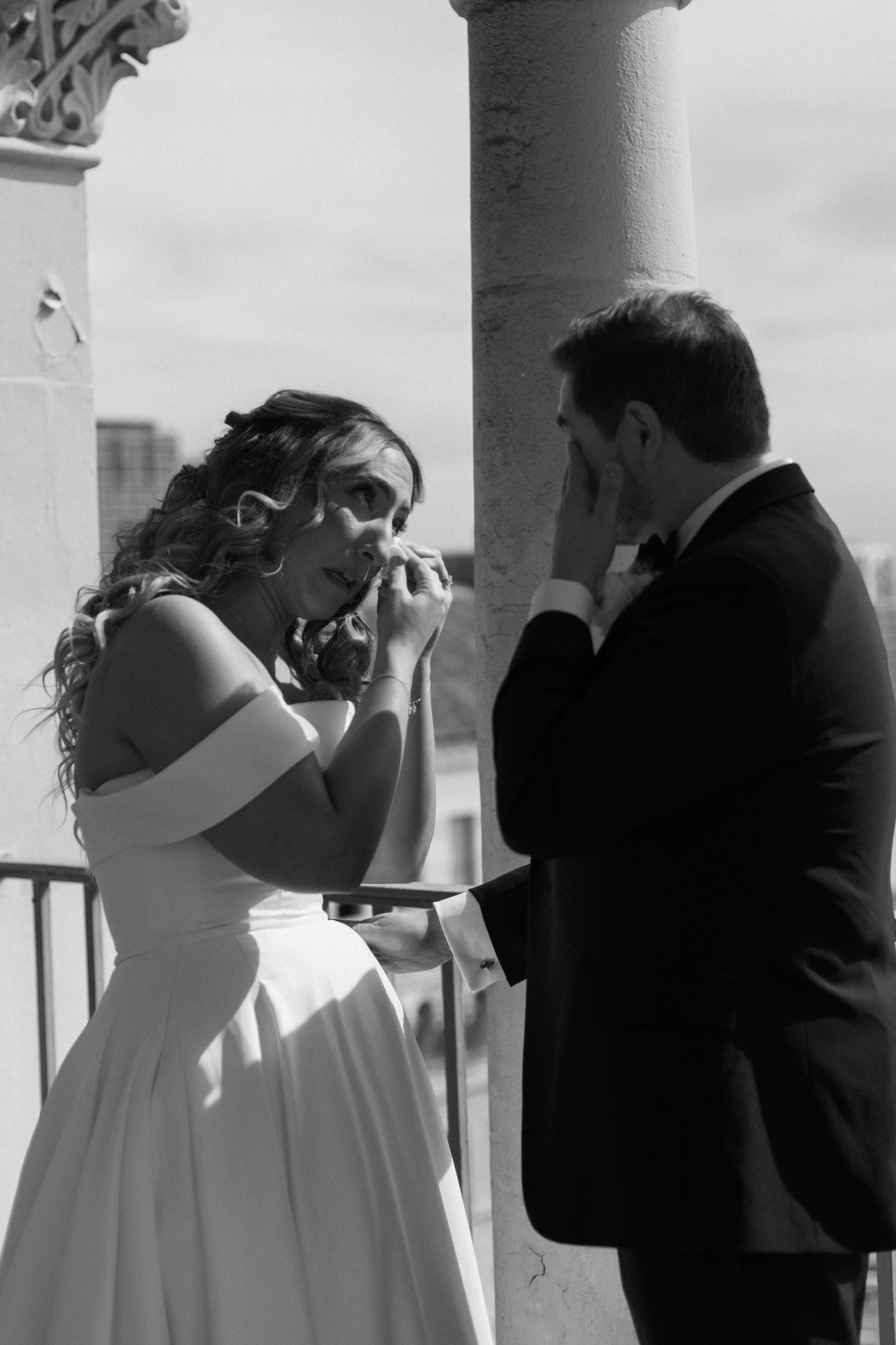 downtown-san-diego-wedding-photographer-courtyard-marriott-rooftop-first-look
