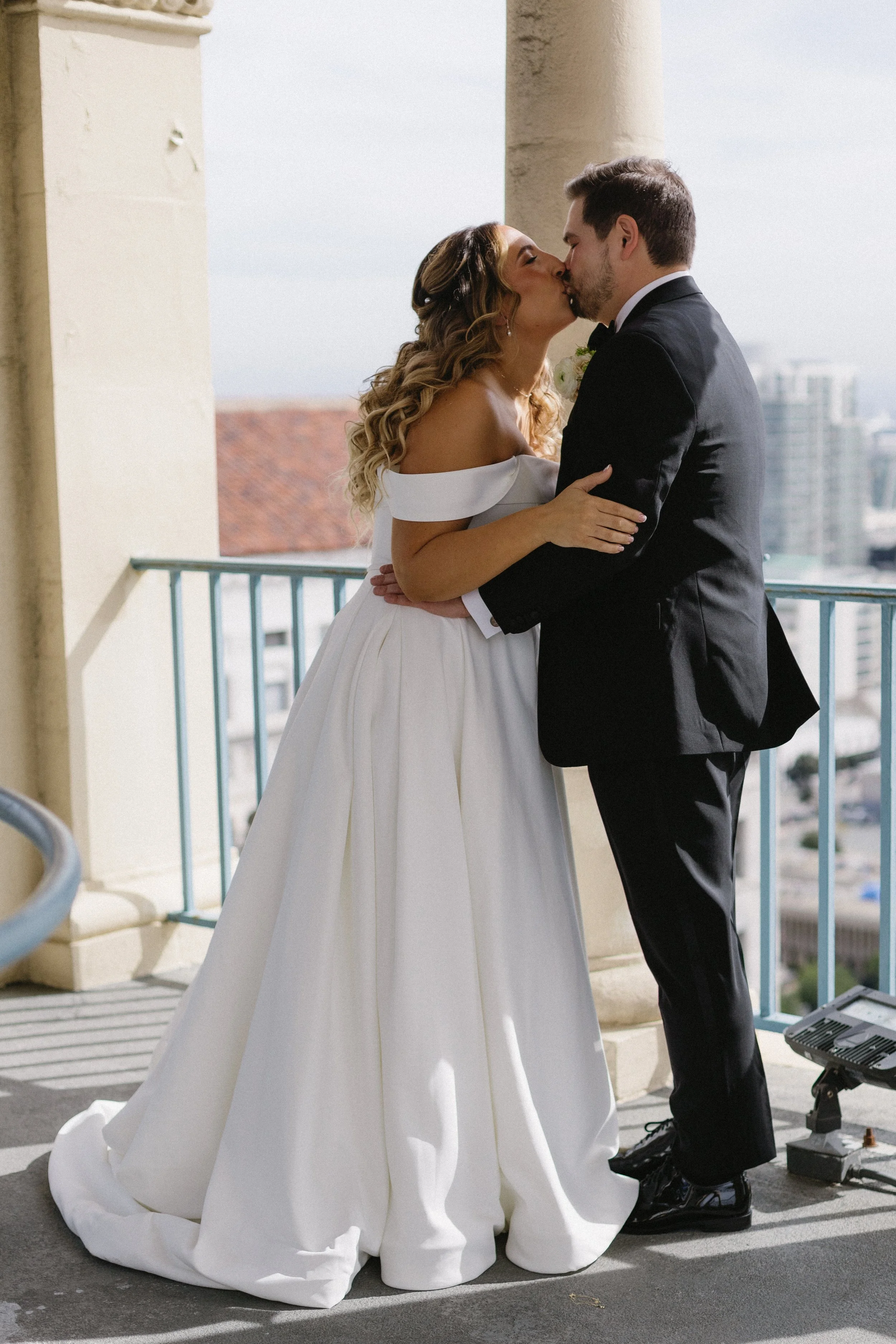 downtown-san-diego-wedding-photographer-courtyard-marriott-rooftop-first-look
