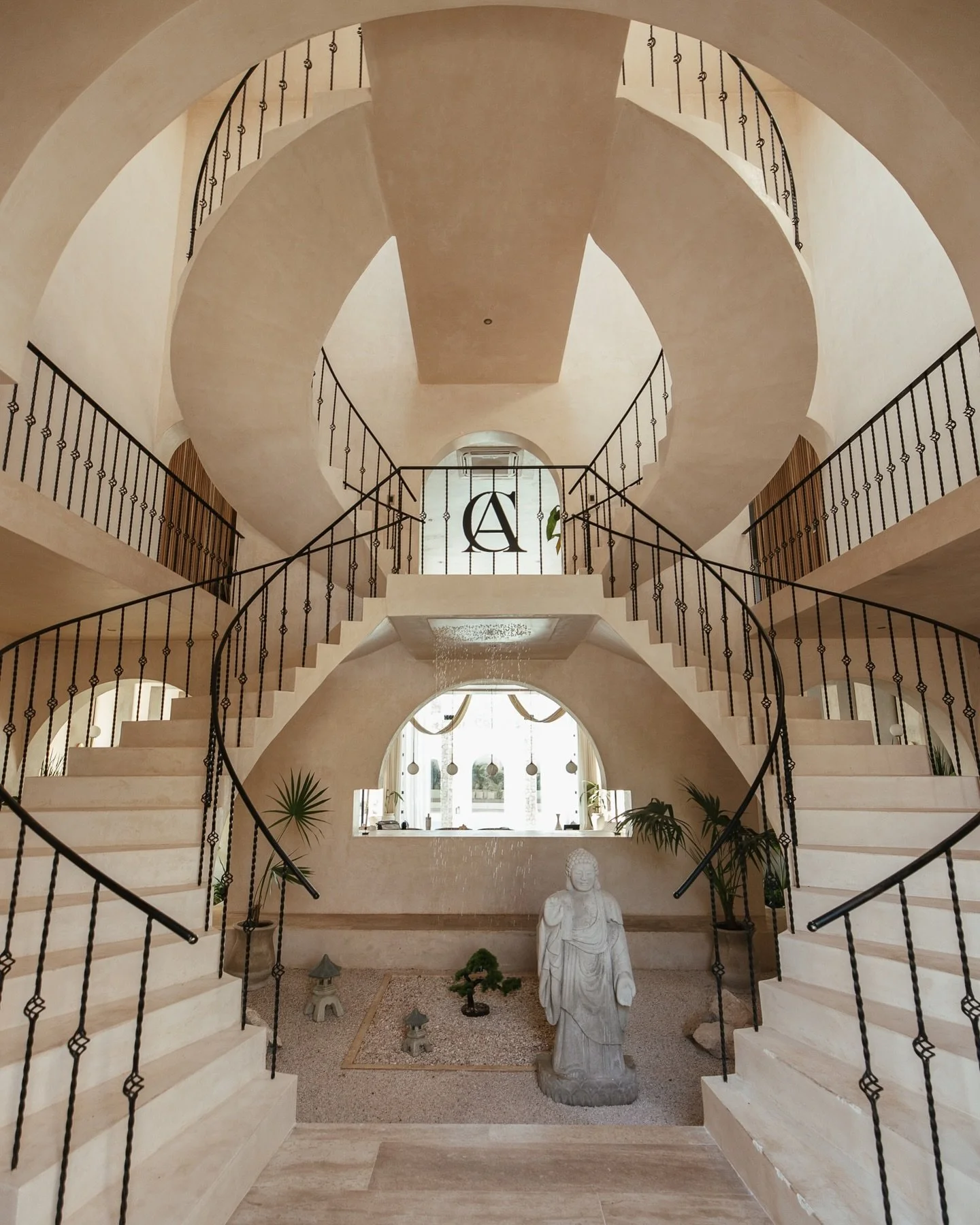 &mdash; In Tulum for the dreamy @casaarka 🕊️ 

This 5 bedroom mansion has so many beautiful corners that it was difficult to choose just a few for this post 🫶🏼 Soon I will share more from the outside with the stunning jungle views