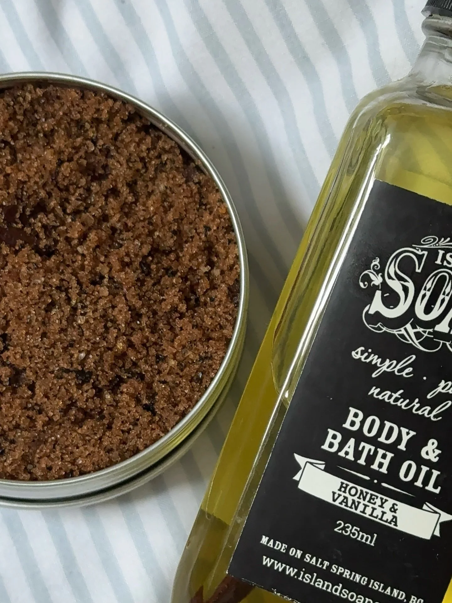 Chilly weather nourishment ☁️

All your skin essentials on islandsoapco.ca 😌

.
.
.
#FallSkincare #NourishedSkin #ShopLocalBC #NaturalSkincare