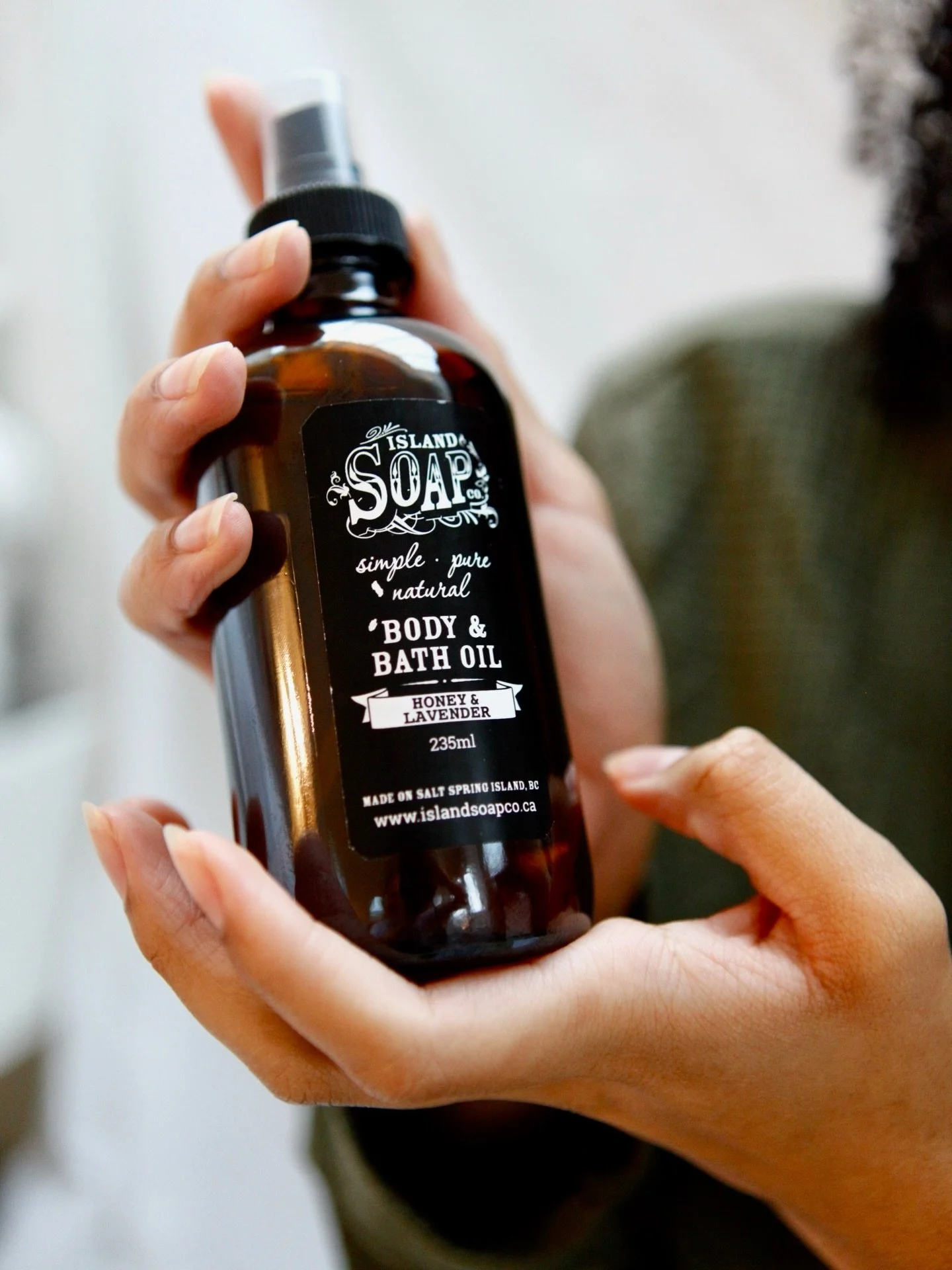 Clean ingredients formulated with intention can truly do it all ✨Our bath &amp; body oils can be added to your bath or applied directly onto your skin for a deeply nourishing moisturizer. 

Island Soap Co | Clean Ingredients | Local | Canadian Made 
