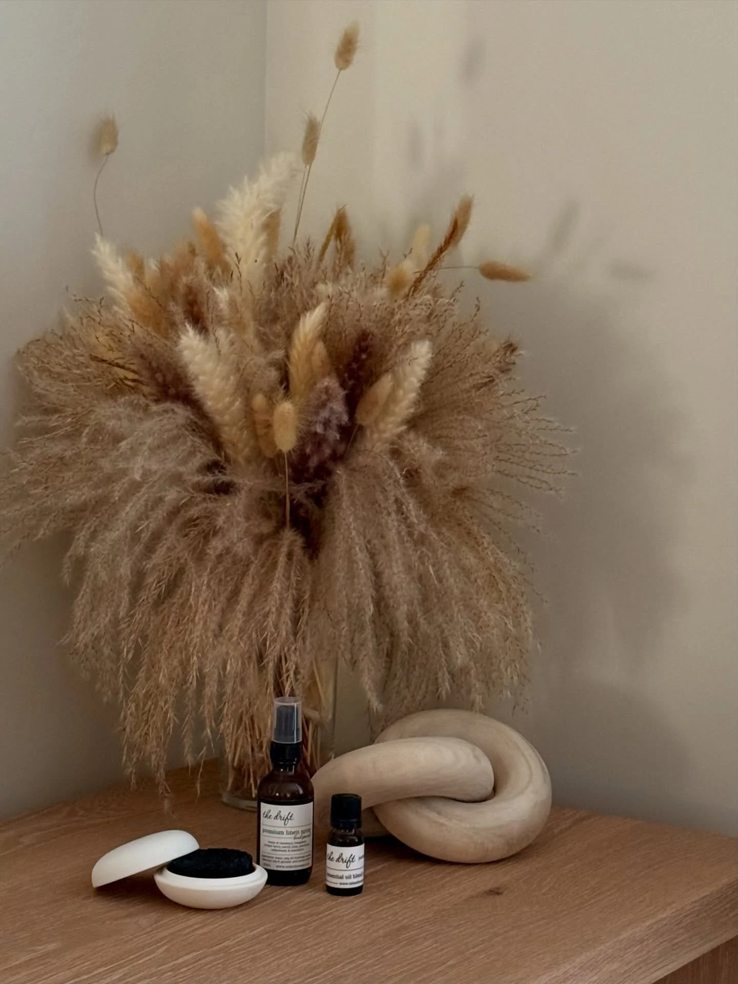 Meet The Drift 🌲✨

The Drift is an Island Home signature scent containing notes of rosemary, bergamot, juniper berry, neroli, pine, patchouli, cedar wood &amp; mandarin 🤍 

Available in all Island Home products.

#islandsoapco #islandhome #shoploca