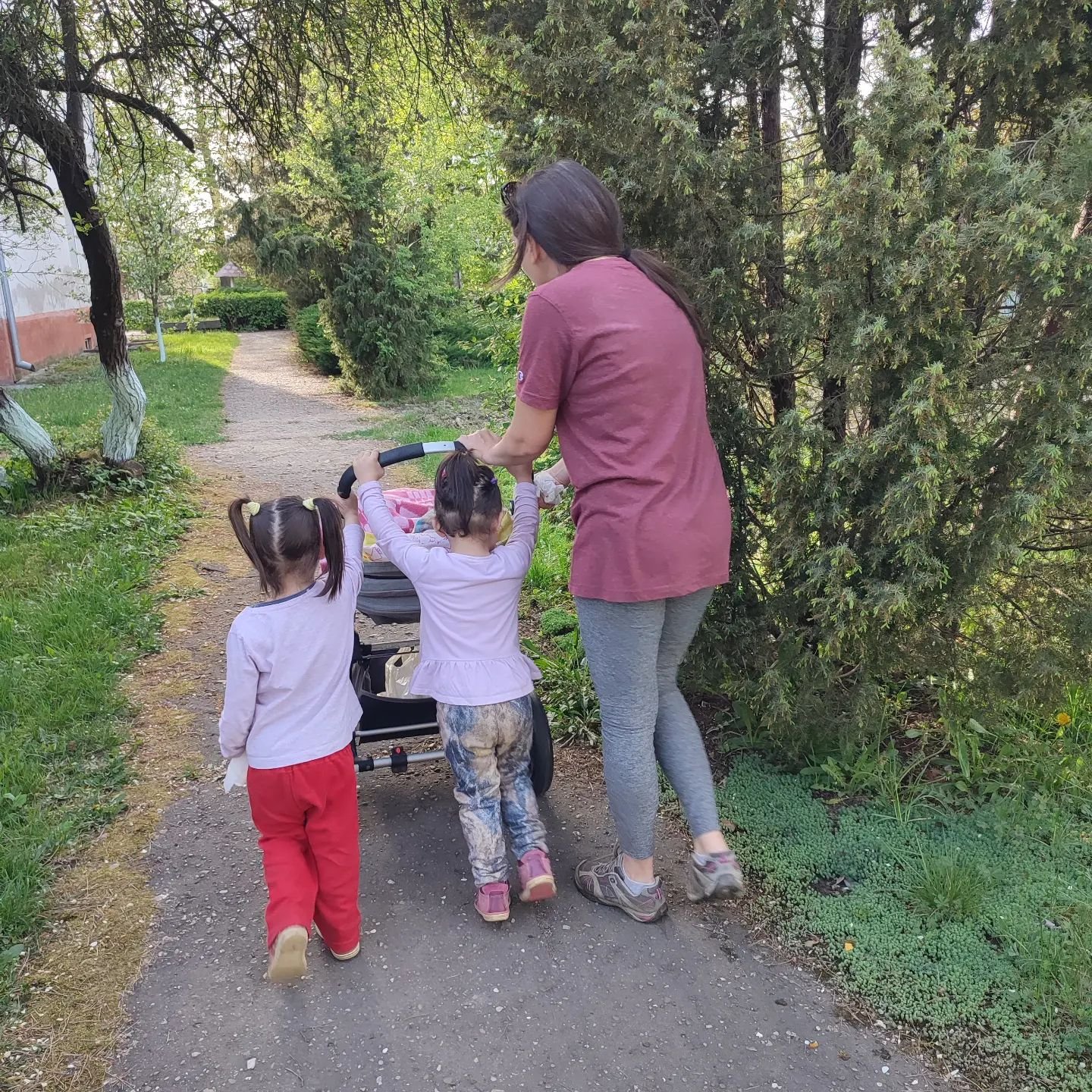 We get by with a little help from our friends.... #ukraineorphans #ukraineadoption #sunnyday #childrenbelonginfamilies #warmakesorphans #shadeforchildrenukraine