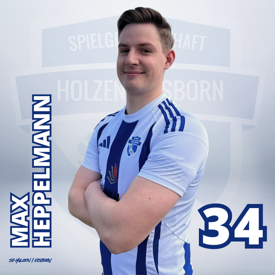 Junge in blauer Fußballtrikot mit verschränkten Armen vor einem Hintergrund mit dem Logo des Holzen/Eisborn Fußballvereins.