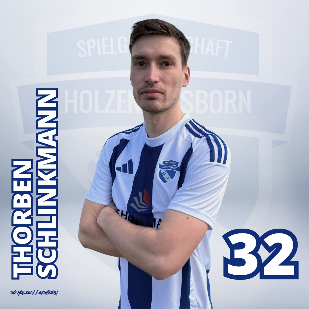 Ein Mann trägt ein blaues Fußballtrikot mit weißen Streifen auf den Schultern, der Hintergrund zeigt ein Logo mit dem Text 'Spielgemeinschaft Holzer Esborn'.