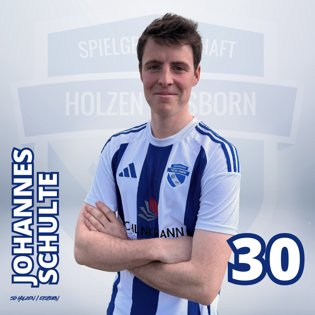 Ein junger Mann trägt ein blauen Sporttrikot mit weißen Streifen auf den Schultern, steht mit verschränkten Armen vor einem Hintergrund mit einem Logo und Text auf Deutsch.