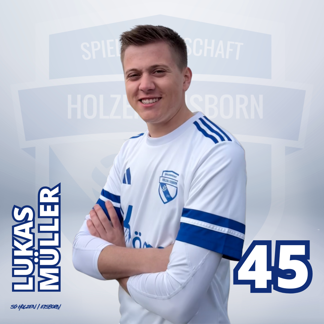 Junge in blauem Fussballtrikot vor weißem Hintergrund mit Vereinslogo und Text, der auf eine Holzer Mannschaft verweist.