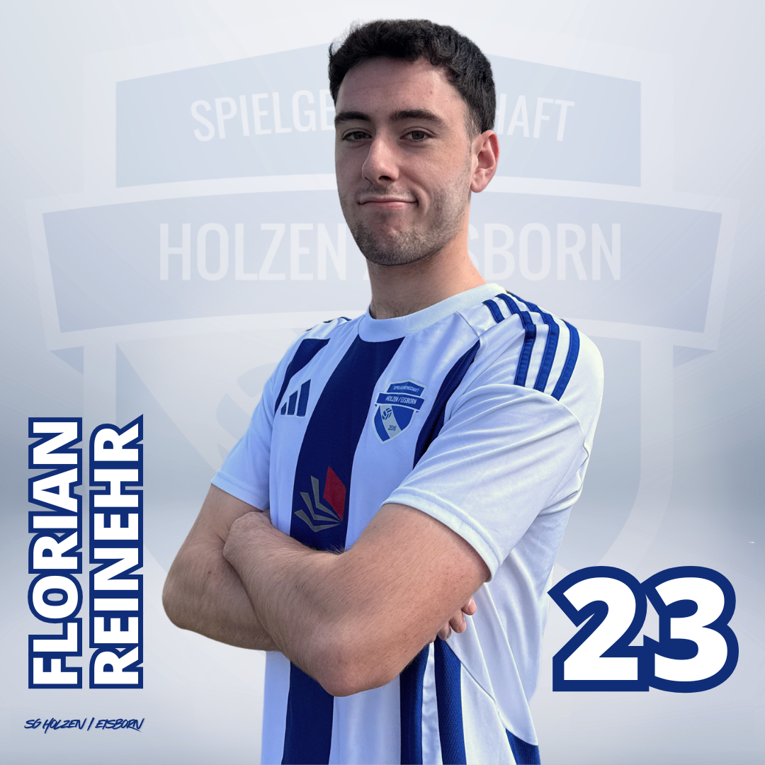 Junge in blauer Fußballtrikot mit Vereinslogo, mit verschränkten Armen, vor einem transparenten Hintergrund mit dem Vereinsnamen 'Spielgemeinschaft Holzen/Esborn' im Hintergrund