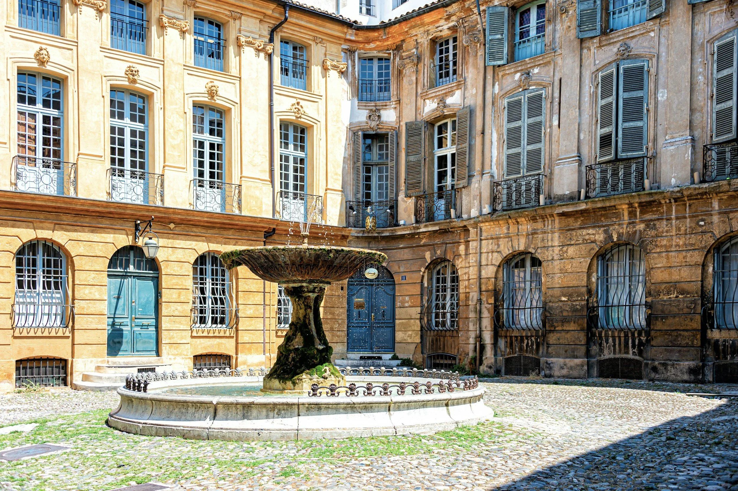 In the streets of Aix en Provence with Emile Zola, the childhood friend Cezanne