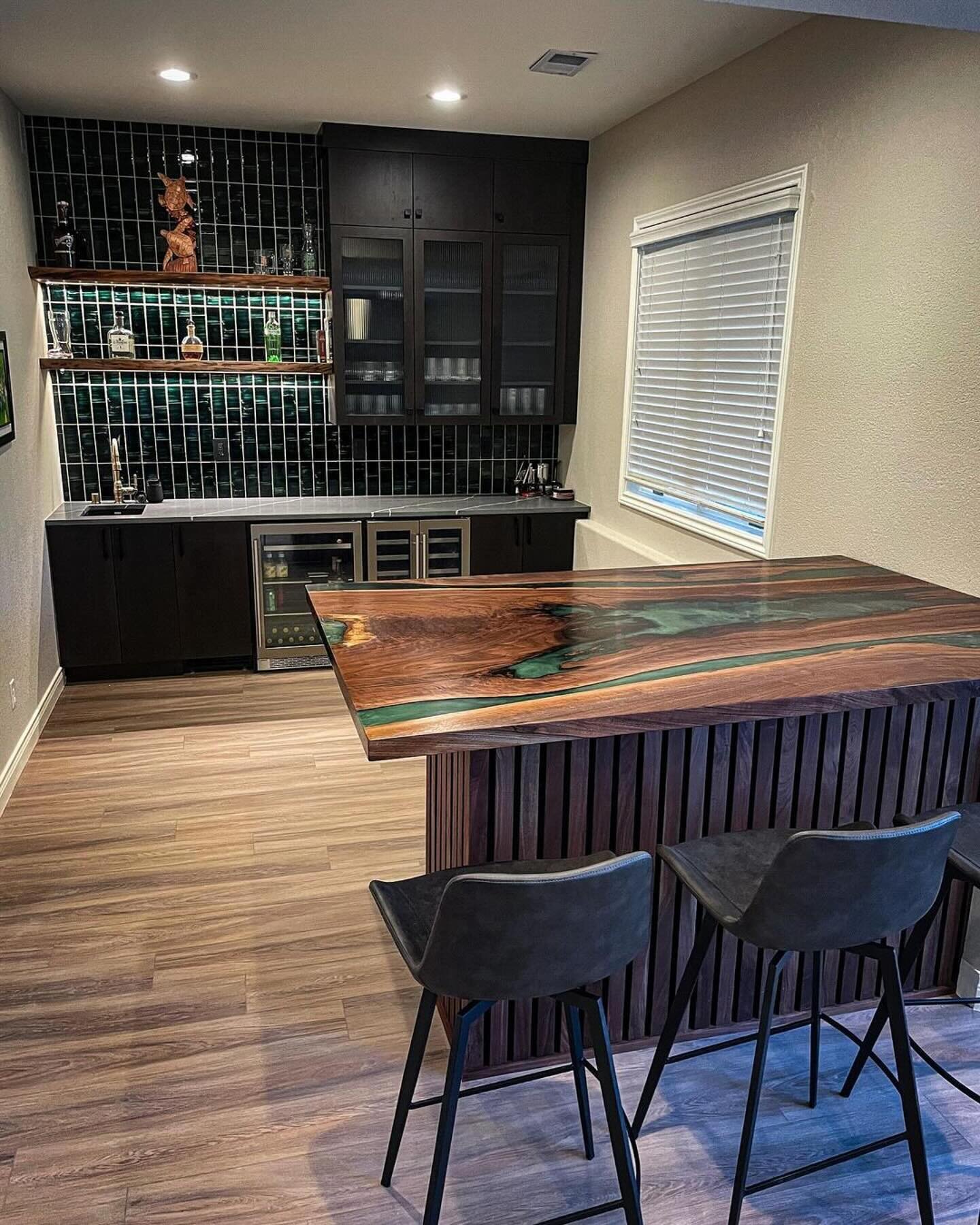 The details of this great home bar are so good. Our team of pros who made this all come together made this remodel truly awesome. 
.
@signaturedesigns.kbi 
Contractor Jim Ince 
@blacksheepwoods 
@dmkgraniteandmarble 
@coloradokitchendesigns
