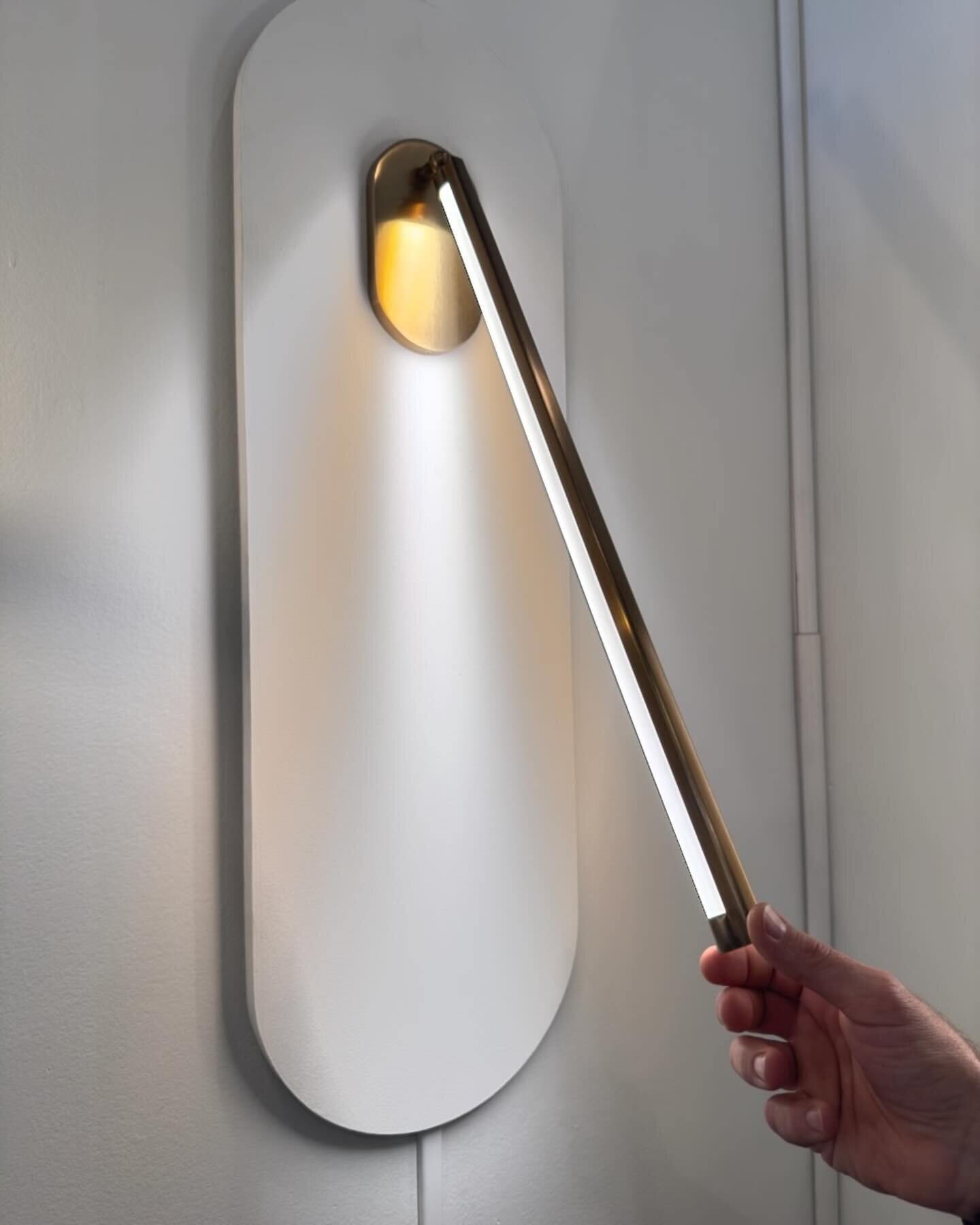 New products are so exciting take a look at this stunning light fixture.  Ray Slim Wall Sconce from Ridgely Studio Works. This is one of @cozystylishchic top picks from the Westedge 2023 design convention.
.
@thenkba @kbis_official 
📸 by Jeanne Chun