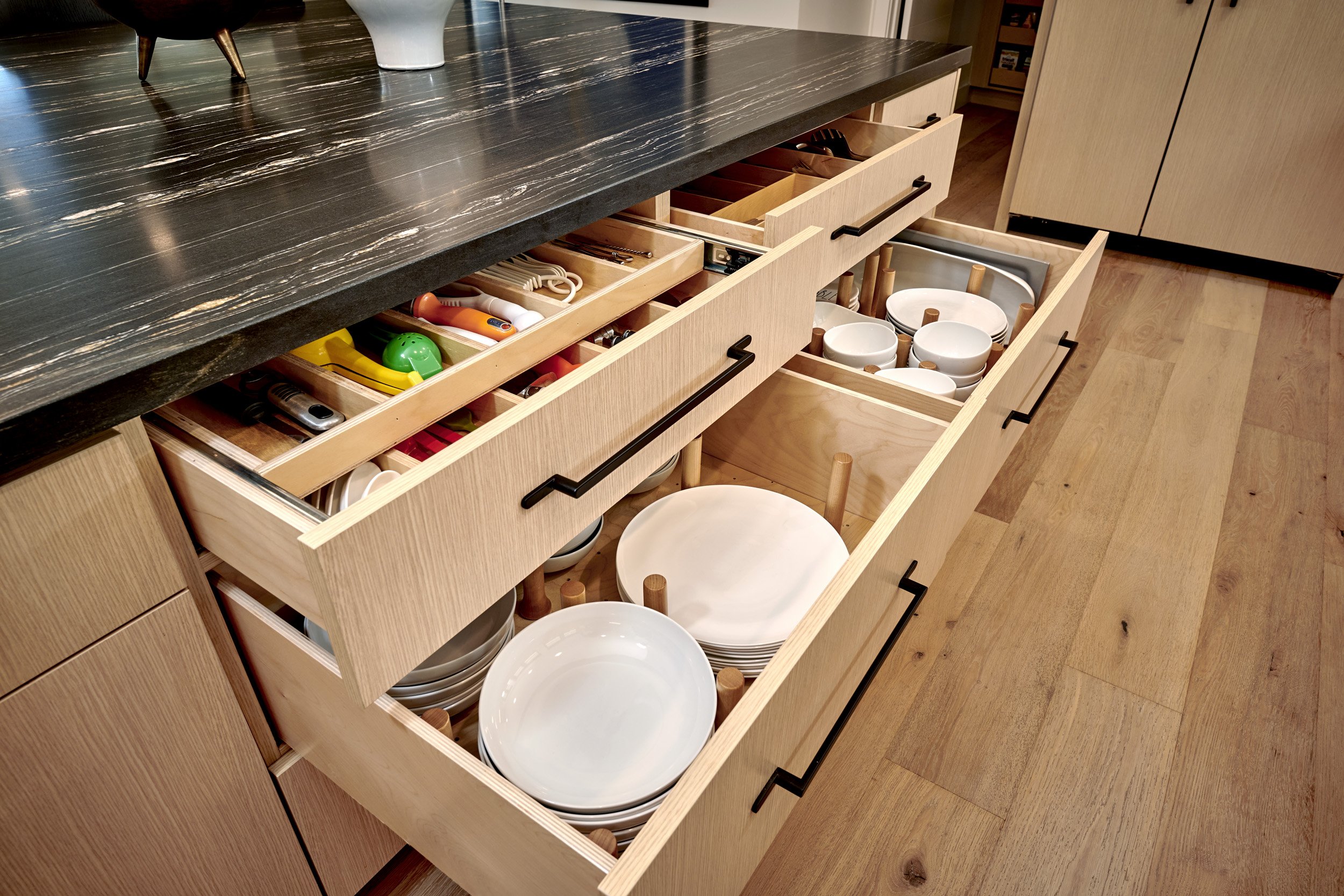 DISCOVER THE SECRET TO AN ORGANIZED KITCHEN WITH TOP CABINET