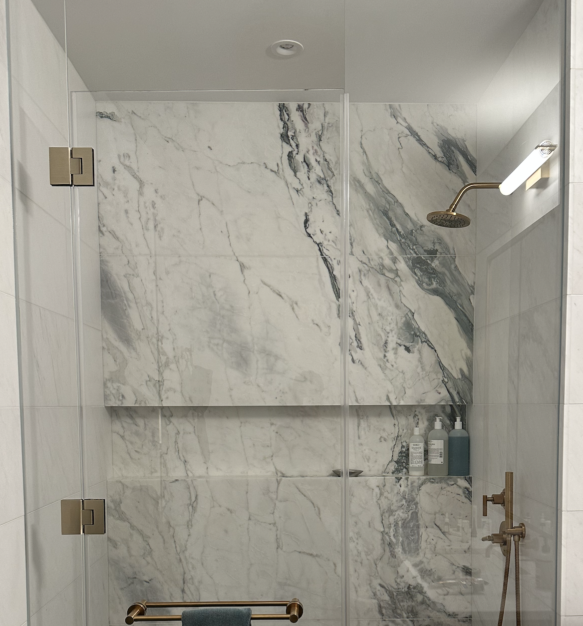 A Manhattan shower feature wall with an infinity niche. Material unknown. Source: Instagram.