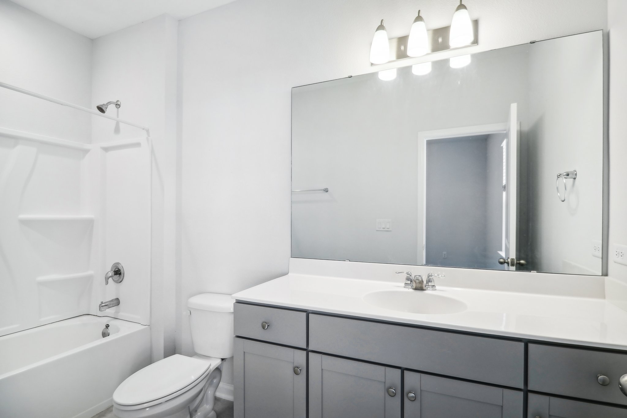 260 Brandon Lakes Dr Updated Bathroom.jpg