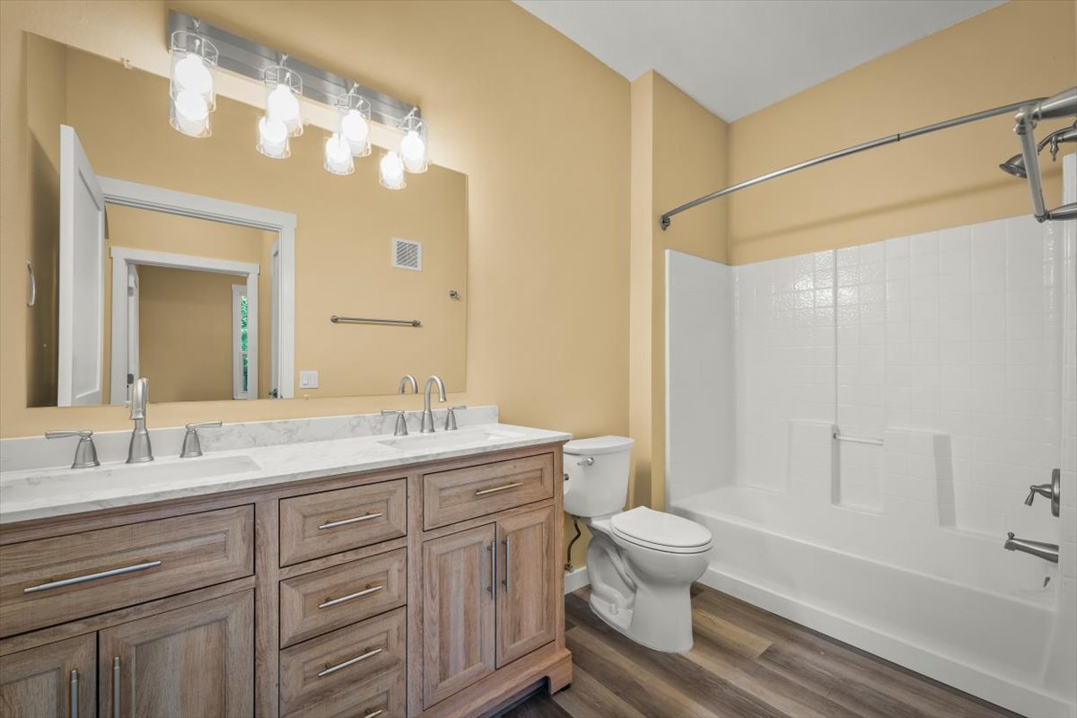 10550 Baymeadows Rd Unit 1012 updated bathroom with new vanity.jpg