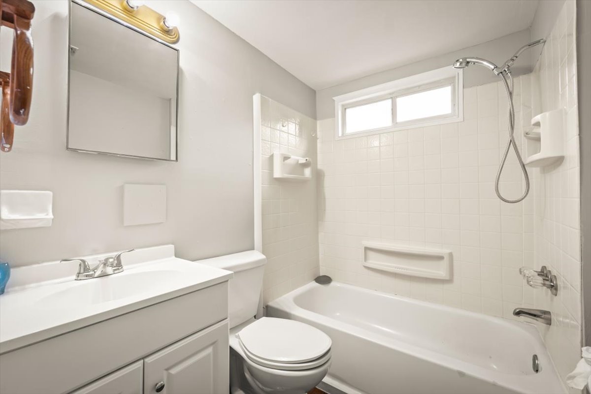 2514 Peach Dr bathroom.jpg