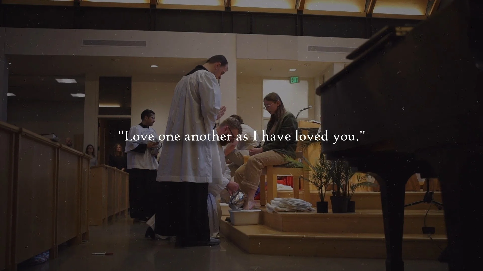 &dagger; HOLY THURSDAY &dagger;

The washing of the feet.
The institution of the eucharist.
The agony in the garden.

May we enter well into the life of Jesus these days.