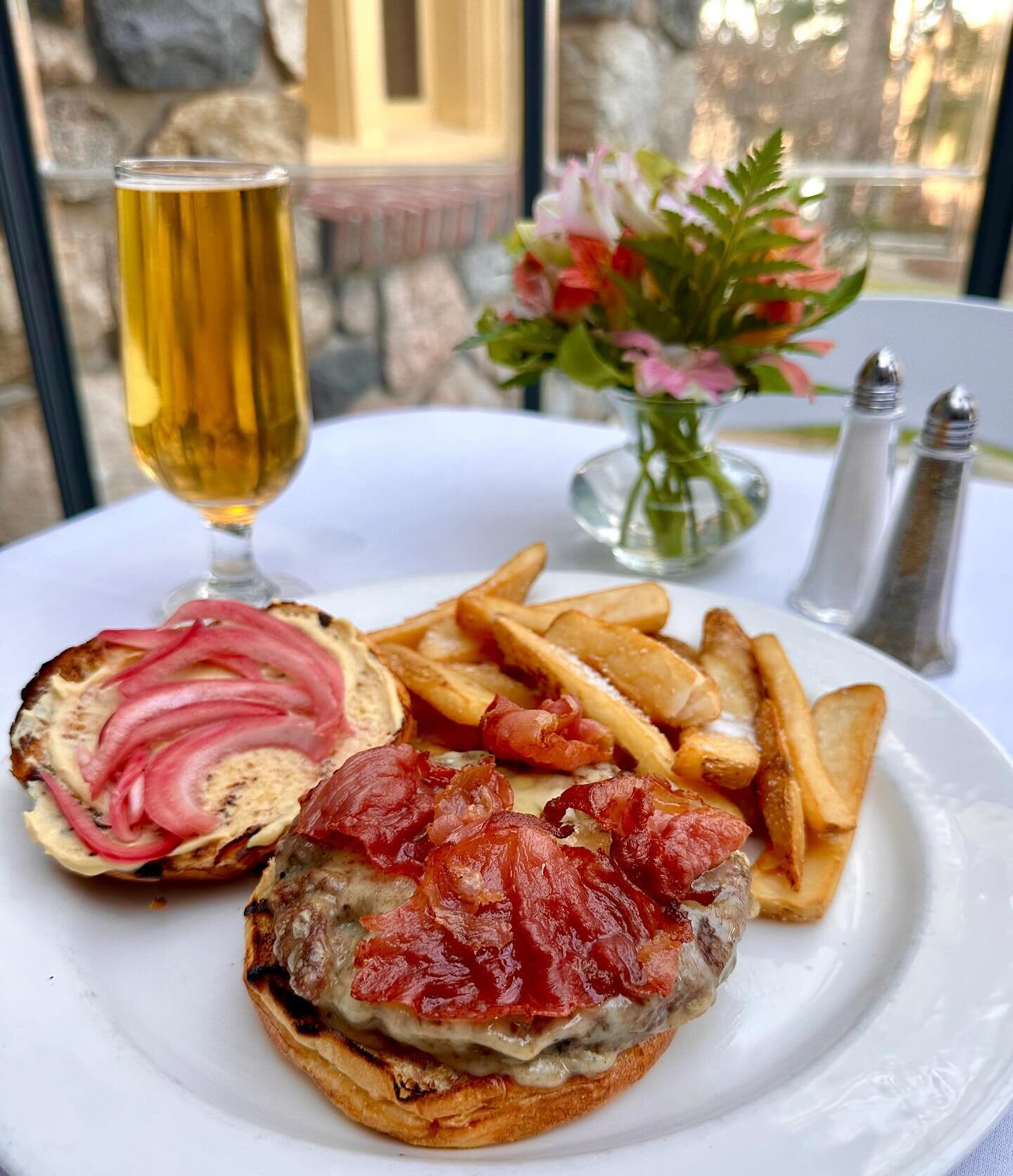 🍔 Pub burger special

Mustard hollandaise &bull; crispy prosciutto &bull; pickled red onion &bull; Swiss cheese &bull; 100% YES

Comes with steak fries and a draft

🚨Pub only
💵 $15
📆 Today only, starting at 5pm

#lovelansing #loveeatonrapids #eat