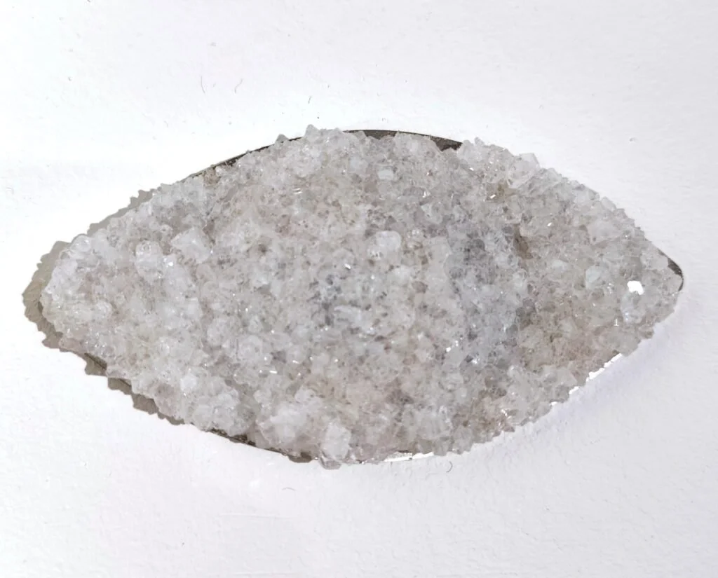 Auge, 2024
Indischer Seidenteppich Kashmir - Indien, Edelstahl, Kalialaun
8,5 x 15,5 cm